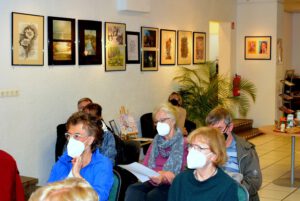 Zuschauerinnen mit FFP2 Maske in der Galerie