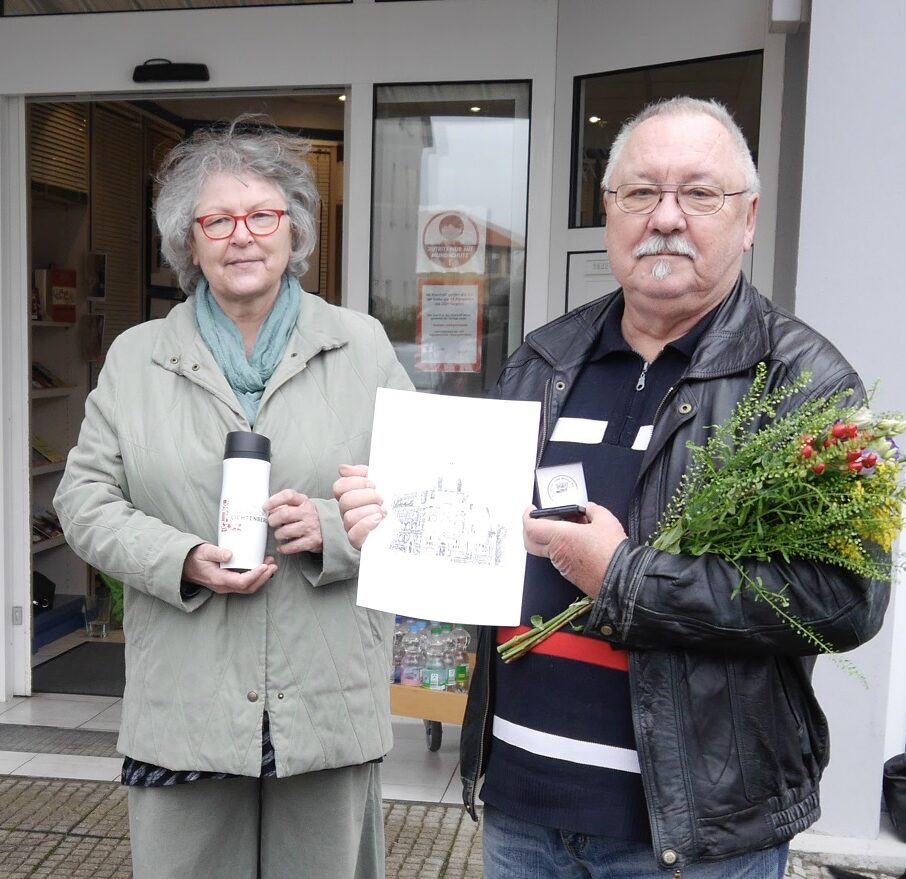 Michael Grunst, die Projektleiterin im Kieztreff Sabine Kanis und Wolfgang Haensel bei der Bezirkstalerübergabe