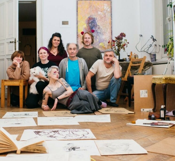 Zu sehen ist die Künstler:innengruppe "Zeichnen in Berlin", die zur Vernissage einlädt.