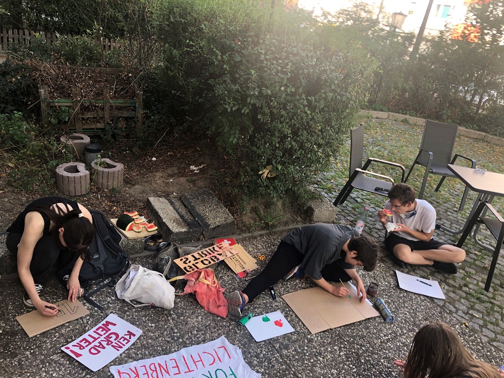 Di3e FFF-Gruppe beim Malen von Plakaten