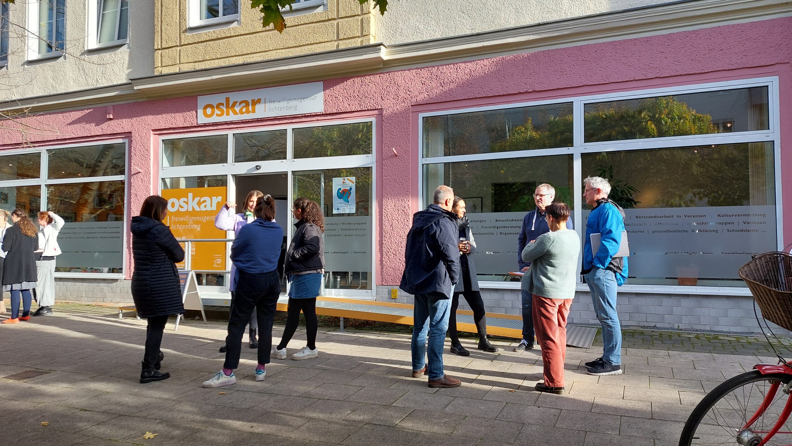 Teilnehmer:innen des Fachtags vor der oskar | freiwilligenagentur tauschen sich aus.