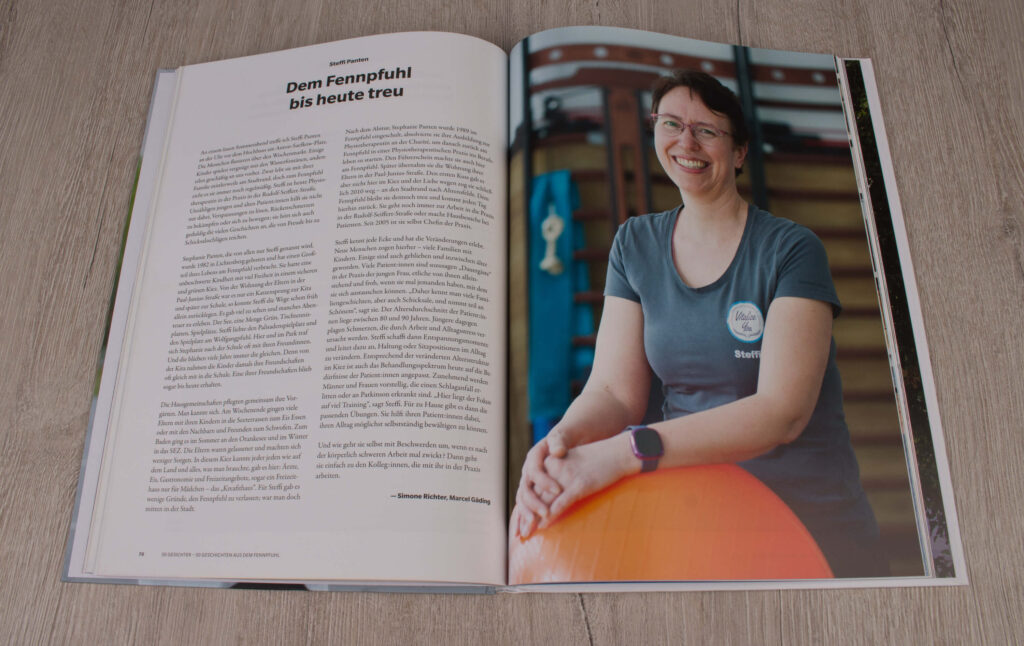 Aufgeschlagenes Buch: links Text, rechts ein ganzsseitiges Bild ener Frau mit einem großen orangenes Gymnystikball