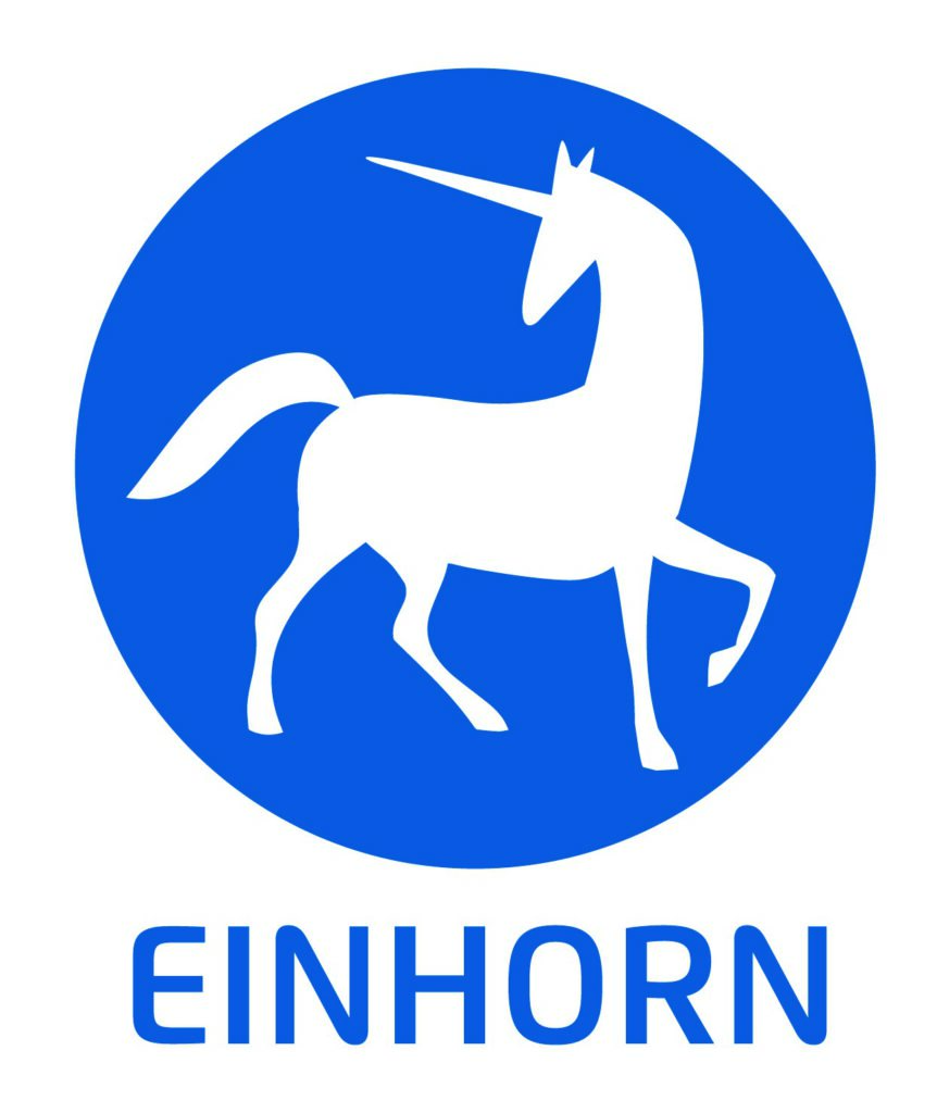 ein weißes Einhorn auf blauem Grund, das Logo