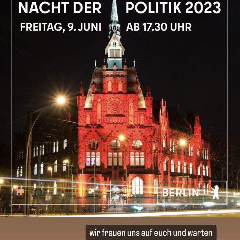 Auf dem Bild ist das rot erleuchtete Lichtenberger Rathaus bei Nacht zu sehen.