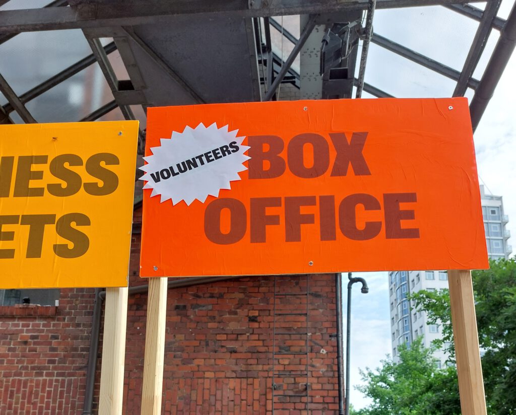 Ein Orangenes Schild mit der Aufschrift Box Office