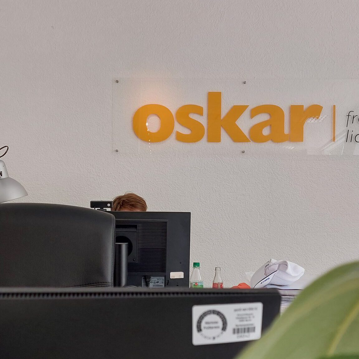 Florian sitzt am PC und arbeitet in der Agentur. Sein Gesicht ist nicht zu sehen.