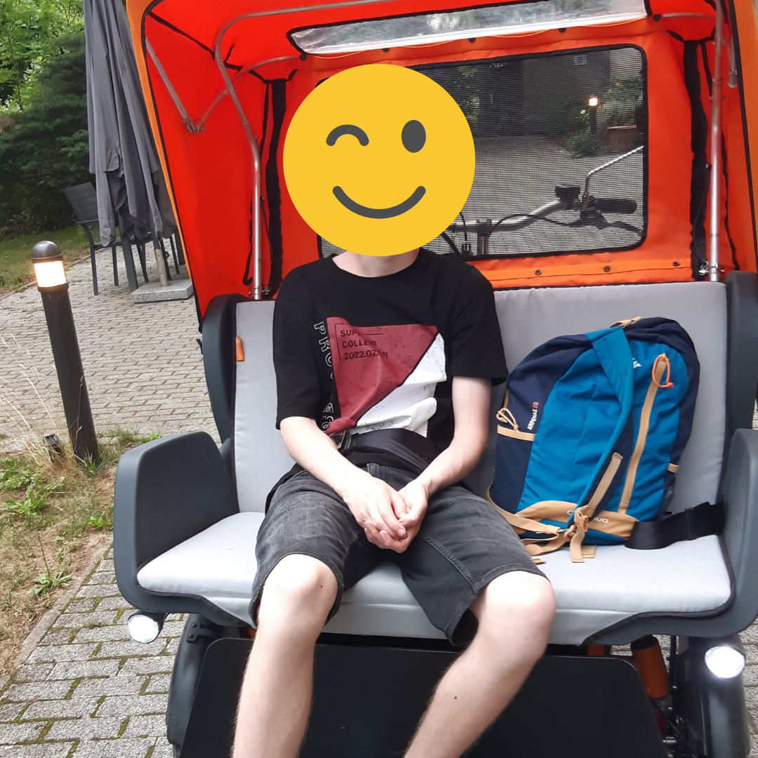 Florian sitzt in der Rikscha.