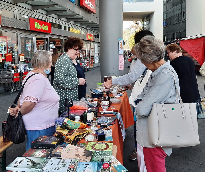 Während des Bücherflohmarktes von Gut, dass du da bist