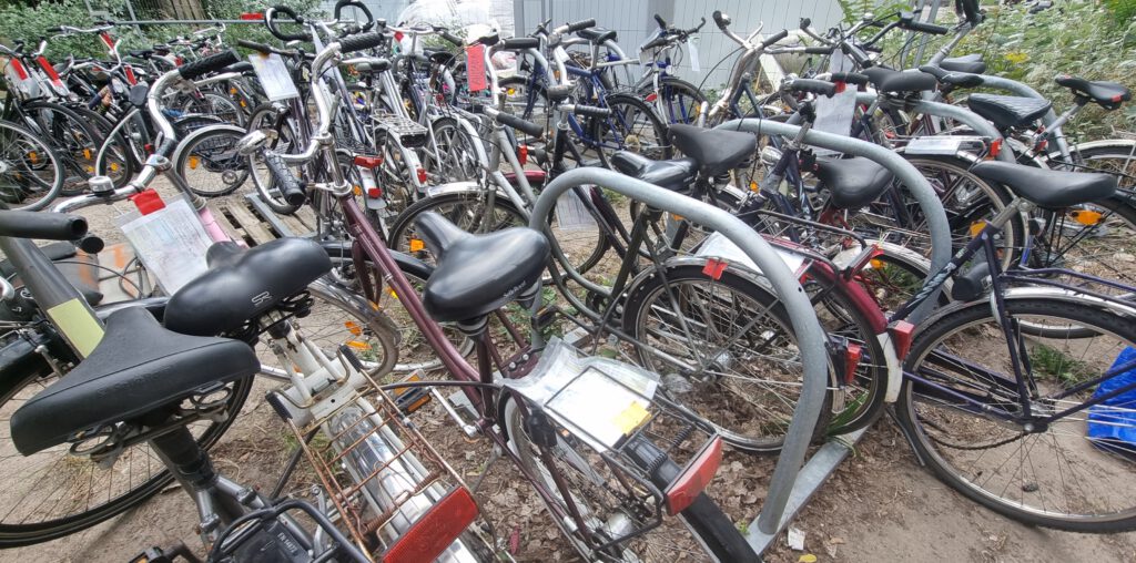 Sehr viele Fahrräder am Fahrradständer