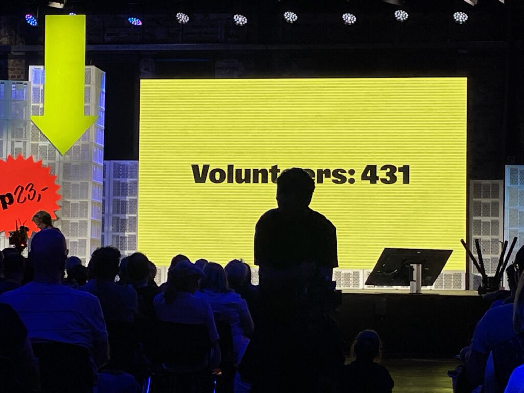Anzeige auf gelbem Grund : Volunteers 431