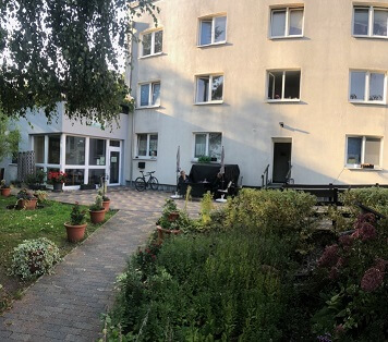 Das mehrstöckige Haus Hebron von außen mit Vorgarten