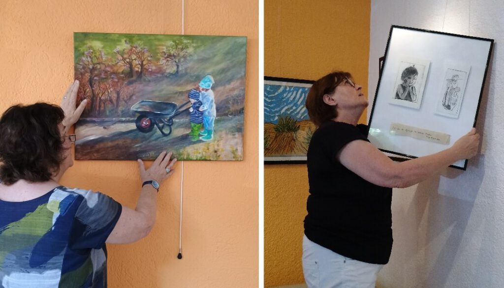 Zwei Fotos nebeneinander. Jeweils ist eine andere Frau zu sehen, die ein Kunstwerk aufhängt und zurechtrückt.