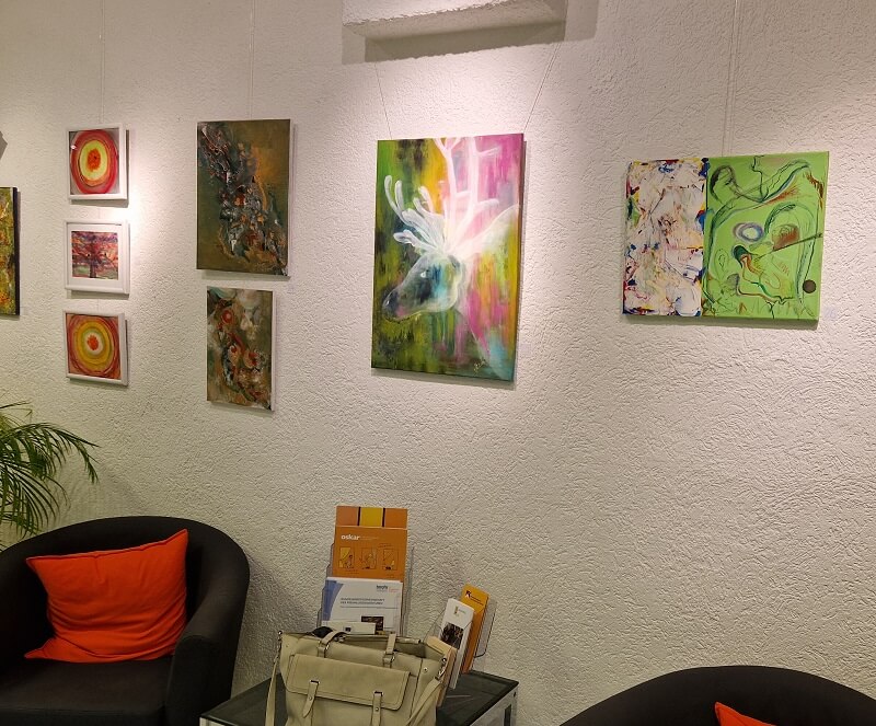 verschiedene Kunstwerke in der Ausstellung "Zukunft gesehen" in der oskar galerie