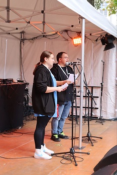 Toni und Janis von der Jugendjury stehen auf der Bühne und moderieren die Preisverleihung.