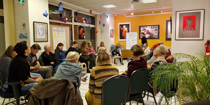 Die Teilnehmenden des Danke-Kultur Workshops sitzen im Stuhlkreis.