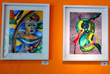 Zwei farbenfrohe Kunstwerke in der Ausstellung von Ramona Emmerich.