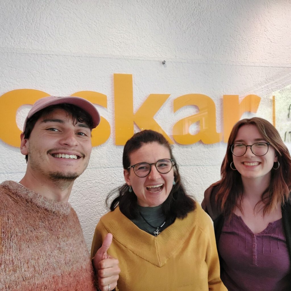 Ein Foto aus meiner Zeit im Praktikum vor dem Schild der oskar | Freiwilligenagentur in Lichtenberg