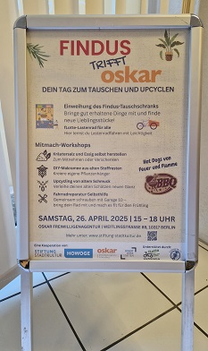 Auf einem großen Plakat steht das Programm des Nachbarschaftsfests.