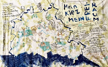 Eine gemalter Stadtplan von Berlin mit bekannten Orten wie Brandenburger Tor, Fernsehturm und Oberbaumbrücke.
