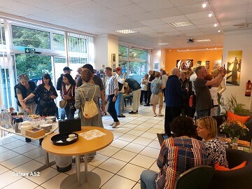 Besucherinnen und Besucher der Vernissage in der oskar | galerie.