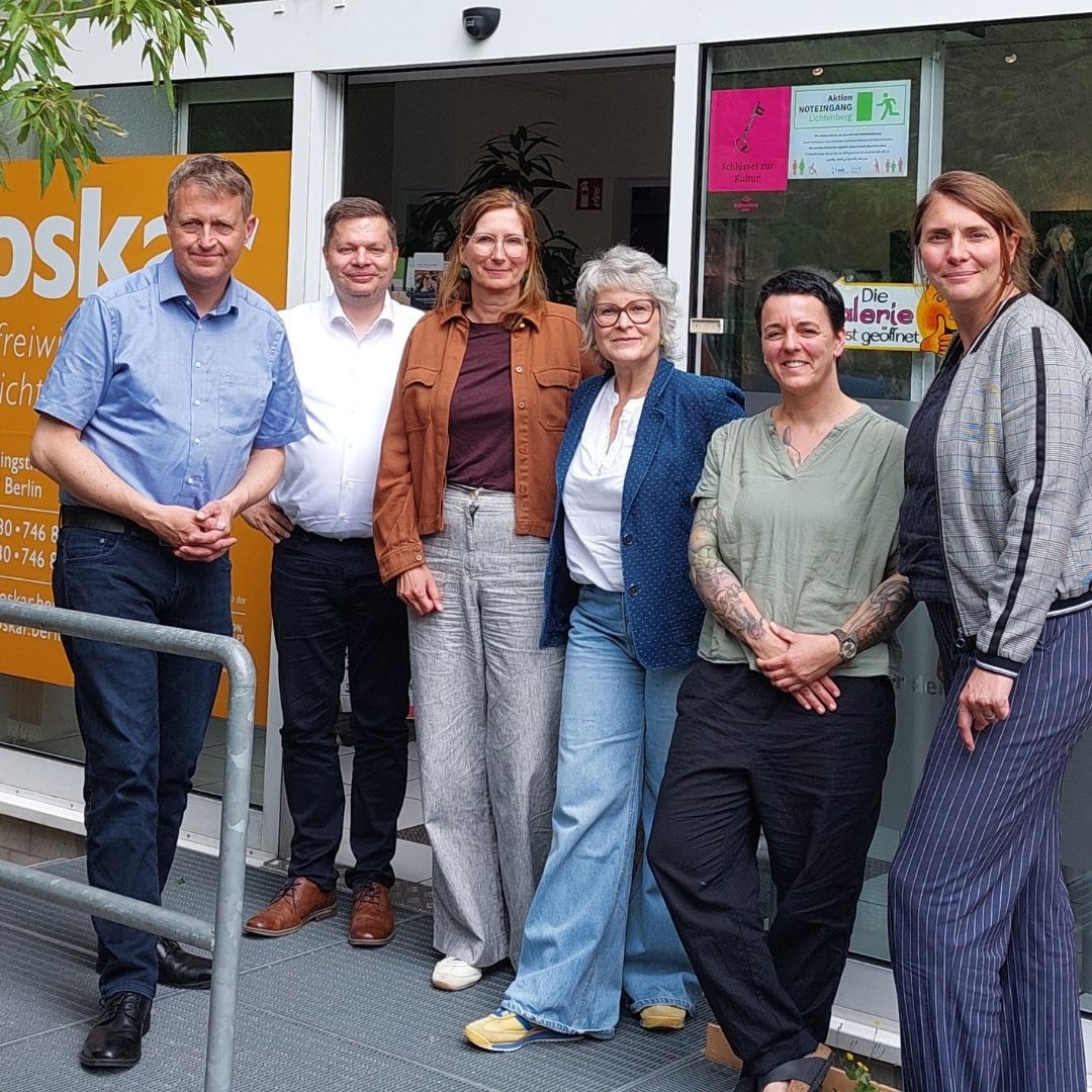 Gruppenbild vor der oskar | freiwilligenagentur