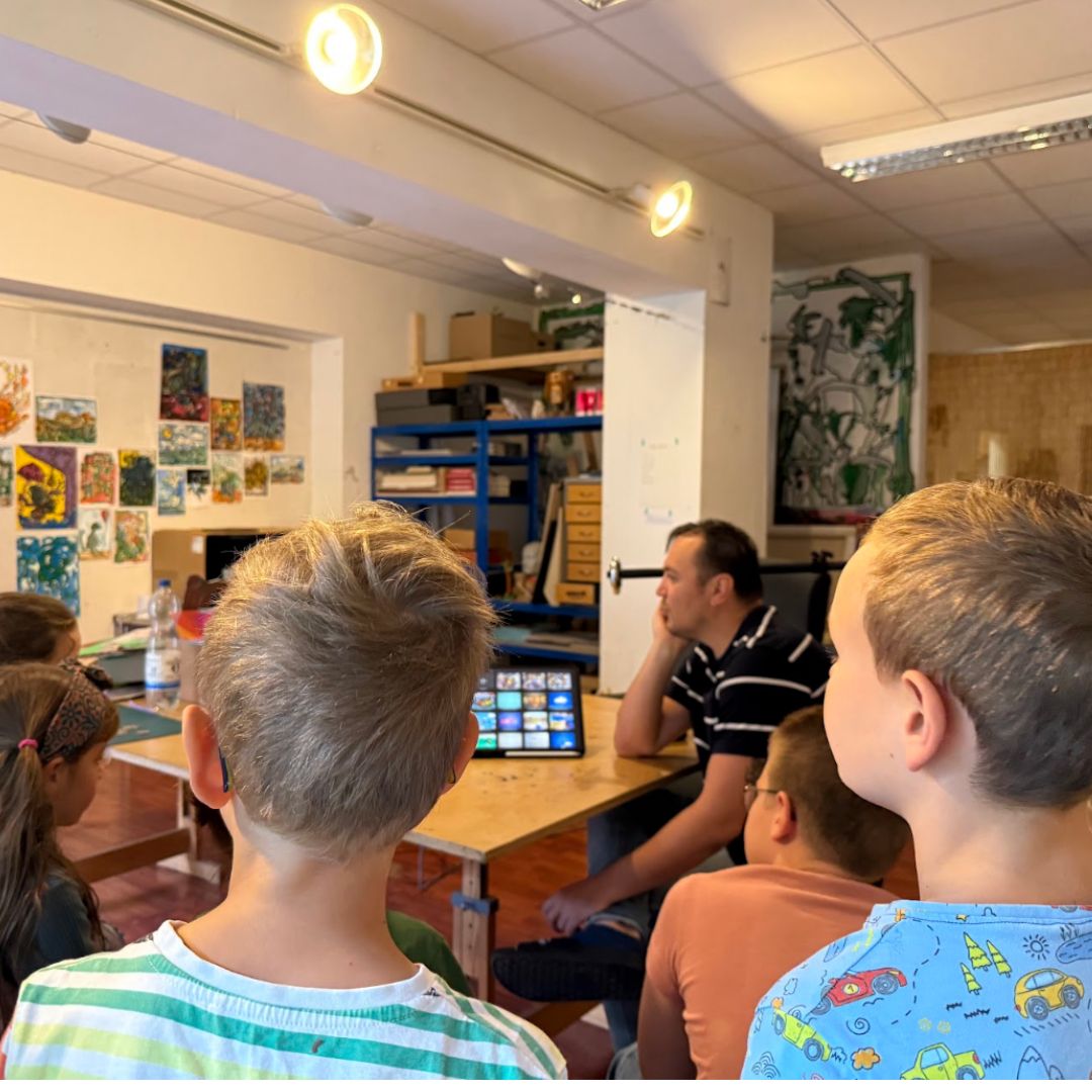 Kinder schauen auf einen Monitor
