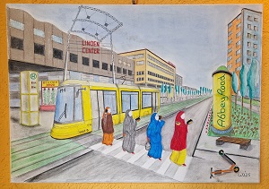 Das Bild "Abbey Road" von Waldemar Swiatecki in der Ausstellung "urbanes Leben / urbanes Lebensgefühl" zeigt eine Straßenszene mit gelber Straßenbahn vor einem Einkaufszentrum. Im Mittelpunkt stehen vier Frauen mit langen Gewändern und Kopftüchern, die hintereinander über einen Zebrastreifen schreiten und dabei auf ihre Handys schauen oder telefonieren.
