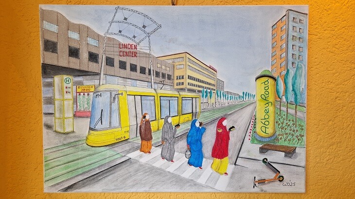 Das Bild "Abbey Road" von Waldemar Swiatecki in der Ausstellung "urbanes Leben / urbanes Lebensgefühl" zeigt eine Straßenszene mit gelber Straßenbahn vor einem Einkaufszentrum. Im Mittelpunkt stehen vier Frauen mit langen Gewändern und Kopftüchern, die hintereinander über einen Zebrastreifen schreiten und dabei auf ihre Handys schauen oder telefonieren.