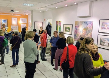 Besucher:innen bei der Vernissage der Ausstellung Liaison der Linien in der oskar galerie.