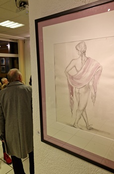 Das Kunstwerk "Weiblicher Akt 2" von Petra Seirig (Kohle / Aquarell auf Papier). Es zeigt eine Person mit langem Zopf, die nur mit einem Tuch bekleidet ist. Gesäß, Beine und ein Teil des Rückens sind sichtbar. Sie dreht den Körper leicht und wirkt anmutig.