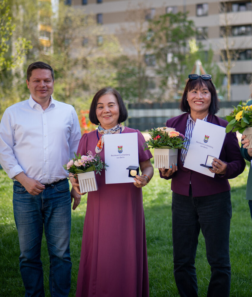 Bezirksbürgermeister Martin Schaefer mit den Preisträgerinnen und Preisträgern: Van Nguyen Thi, Hoa Dao Schatz, Heidi Burghard, Matti Weigel (v.l.n.r.) (c) BA Lichtenberg