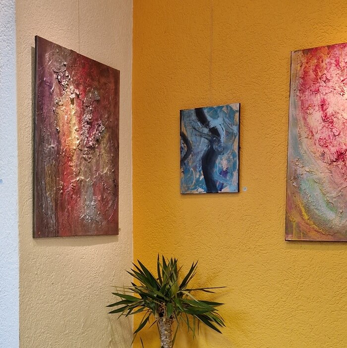 Blick in die Ausstellung "Anne Leinen - Energie trifft Resonanz" in der oskar galerie mit abstrakten Gemälden.