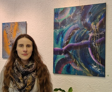 Die Künstlerin Anne Leinen neben ihrem Werk "Infinity Future".