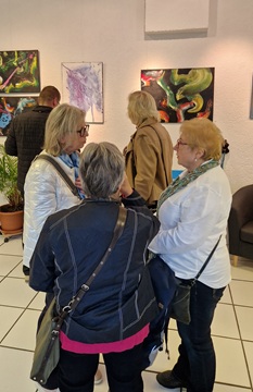 Besucherinnen unterhalten sich in der Ausstellung "Anne Leinen - Energie trifft Resonanz".