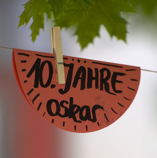 "10 Jahre oskar" steht auf einem bunten Papier.