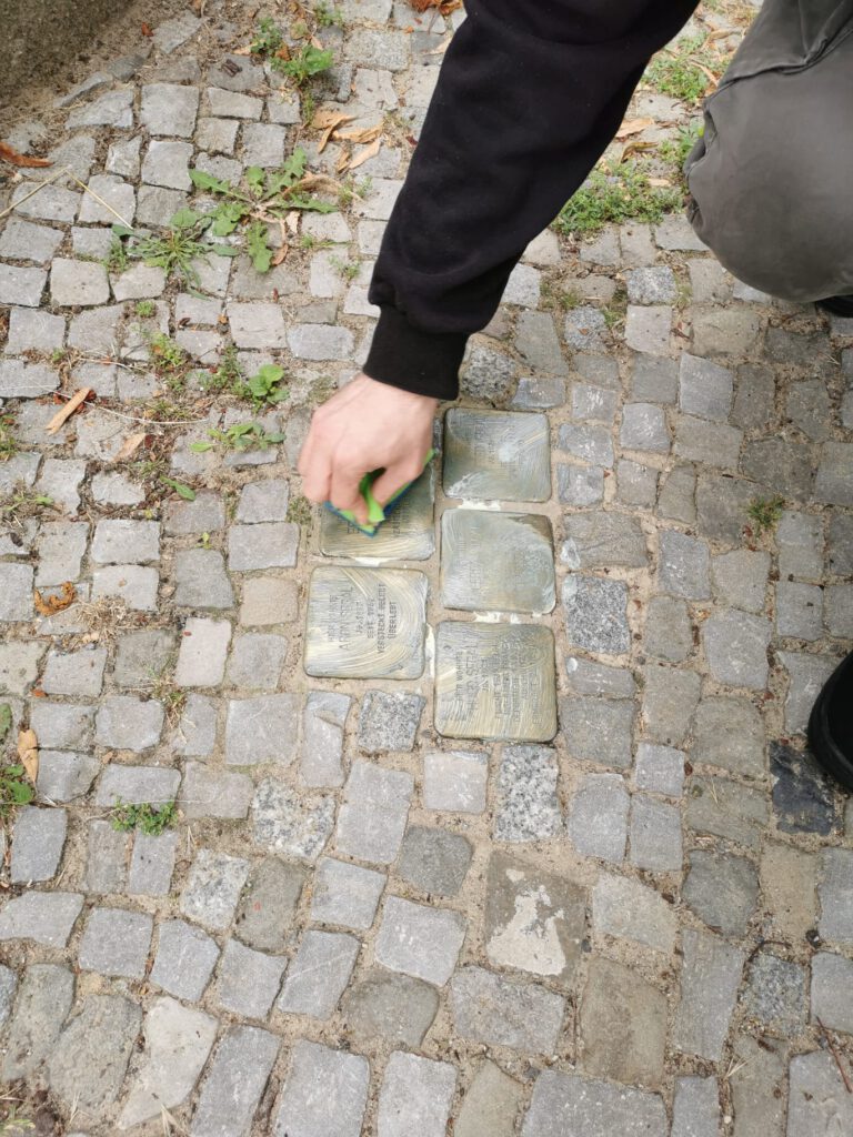 Freiwilliger reinigt Stolpersteine
