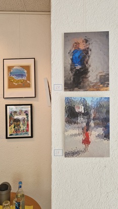 Das Foto zeigt vier Kunstwerke aus der Ausstellung Magic Moments.