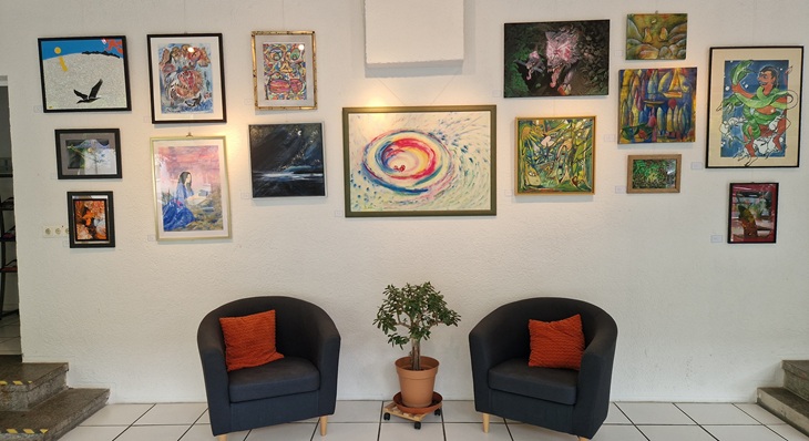 Eine Wand voller Kunstwerke.