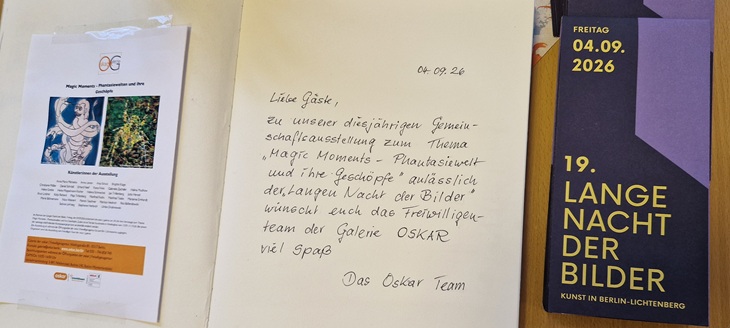 Nebeneinander liegen das Plakat und das Gästebuch der Ausstellung sowie ein Flyer zur 19. Langen Nacht der Bilder.